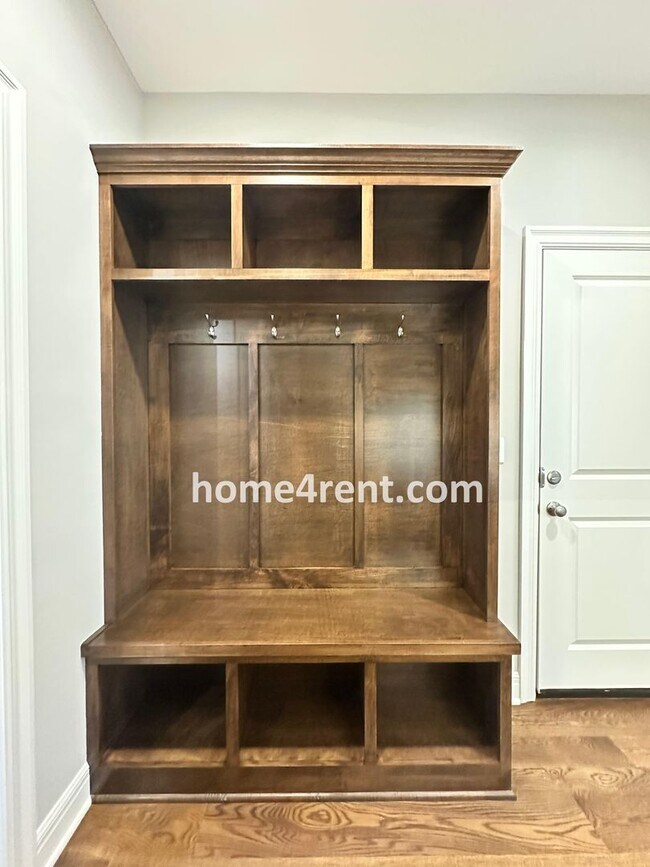 Building Photo - Nearly New Luxury Home in Blue Valley Schools!