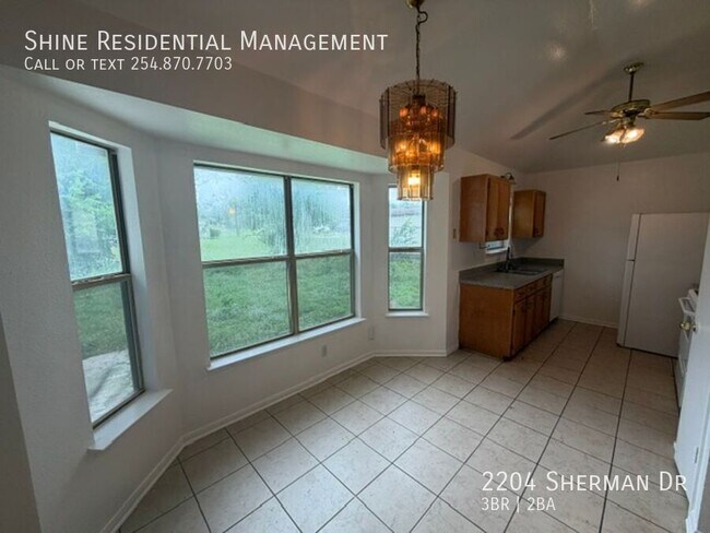 Building Photo - 2204 Sherman Dr