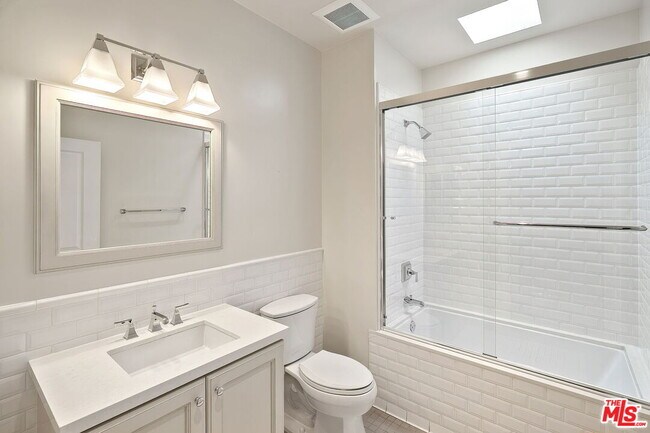 Building Photo - 1625 Granville Ave