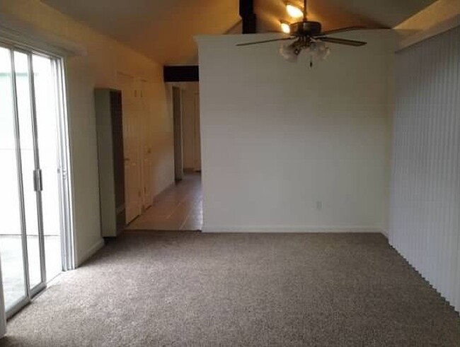 Building Photo - Close to Everything 4 bedroom, 2 Bath Hous...
