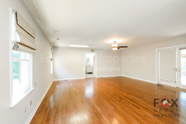Building Photo - 2049 Charlotte Hwy