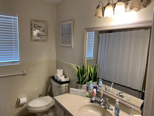 Building Photo - Charming 3BR Home | Large Fenced Yard + Prime Location
