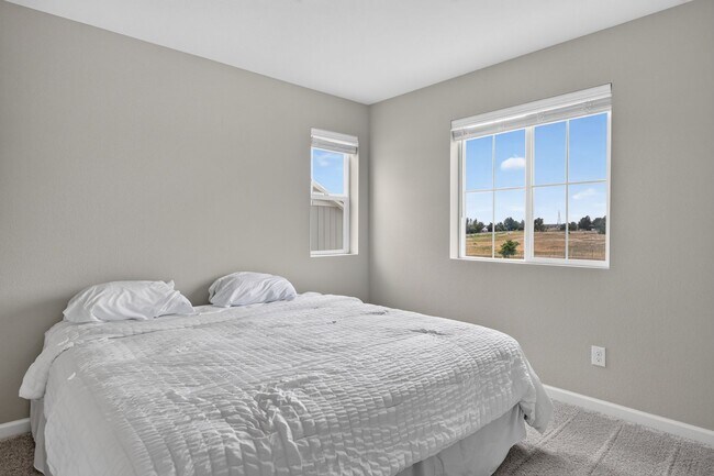 Building Photo - Newer 3BD/3BA Home w/ Quartz Island, Fenced Yard & High Ceilings