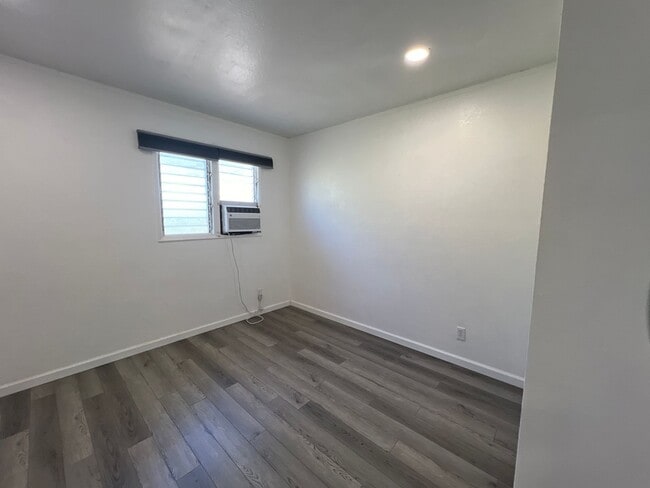 Building Photo - 2 Bedroom Unit, 1.5 baths with one assigne...