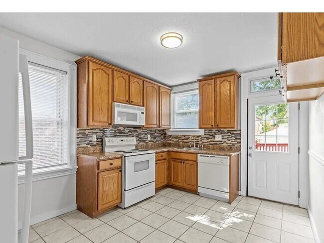 Building Photo - Comfortable Living in the Heart of South St. Louis