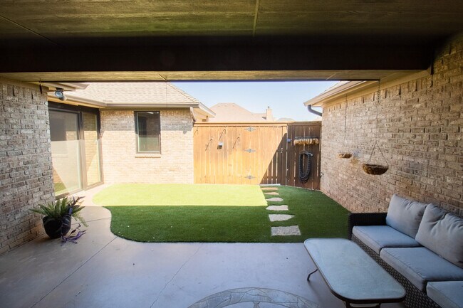 Building Photo - 306 N 10th St