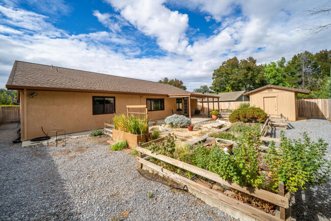 Building Photo - Gorgeous Mary Lake Home!