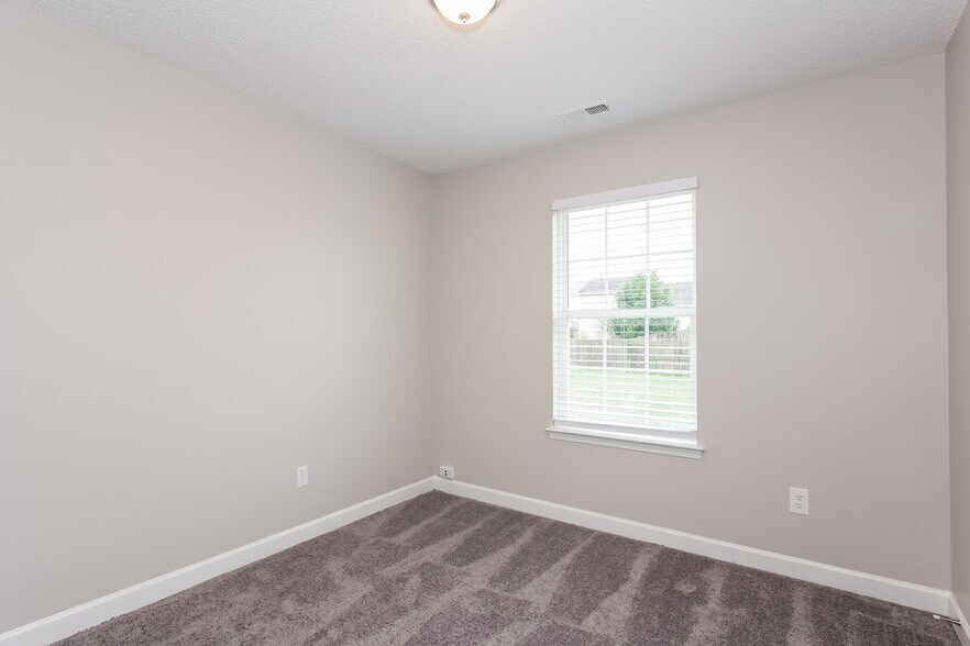Building Photo - 916 Clover Gap Dr