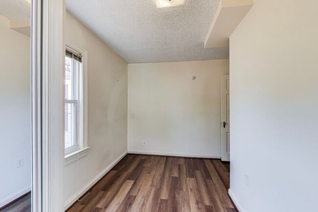 Building Photo - Cute 2 bed + Loft + 2 Bath SF w/ Fenced Yard