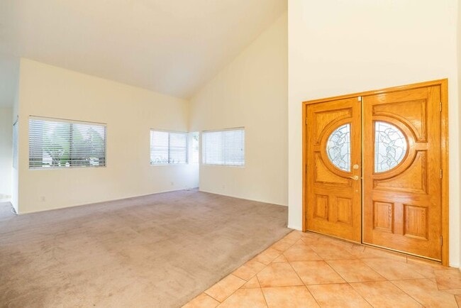 Building Photo - Beatiful house next to golf course.