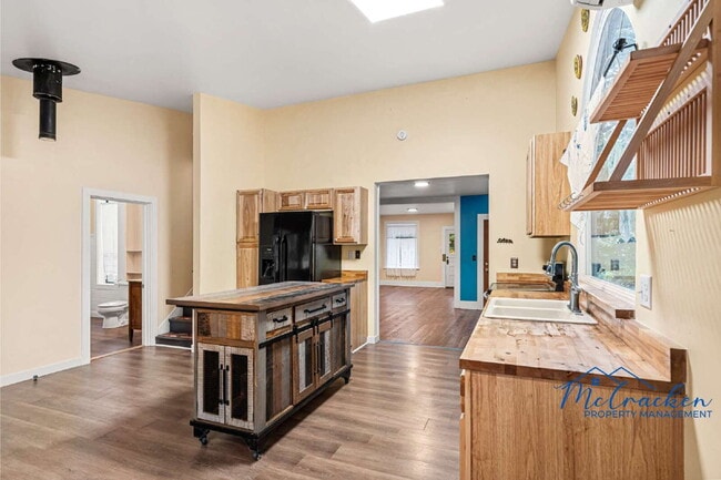 Building Photo - 698 Ashland St