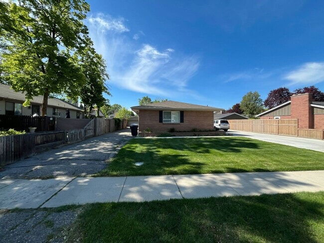 Building Photo - 2272 E Panorama Way