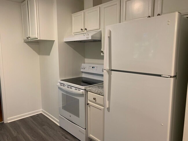 Building Photo - One-month FREE rent! Apply by 3/20/26.  GREAT LOCATION!! RANCH HOME WITH HARDWOODS NEAR DOWNTOWN