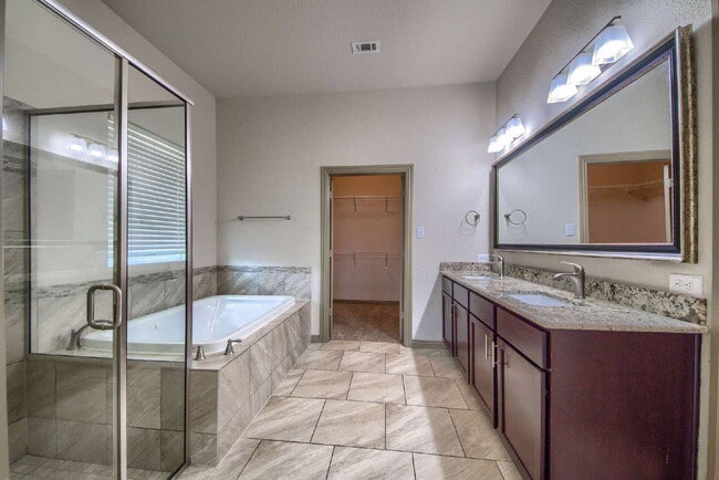 Building Photo - ****Go Big, Then Come Home to Comfort and Style!****