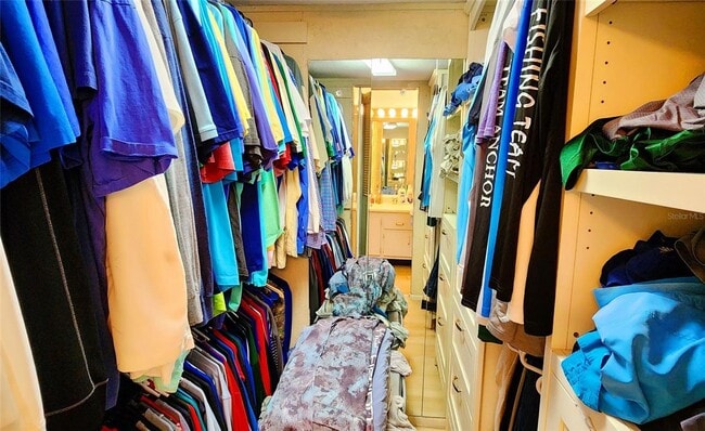 Building Photo - Adorable 1/1 condo with dock and amenity community