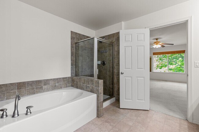 Building Photo - Stunning 3 bed, 2.5 bath home in desirable Bothell neighborhood