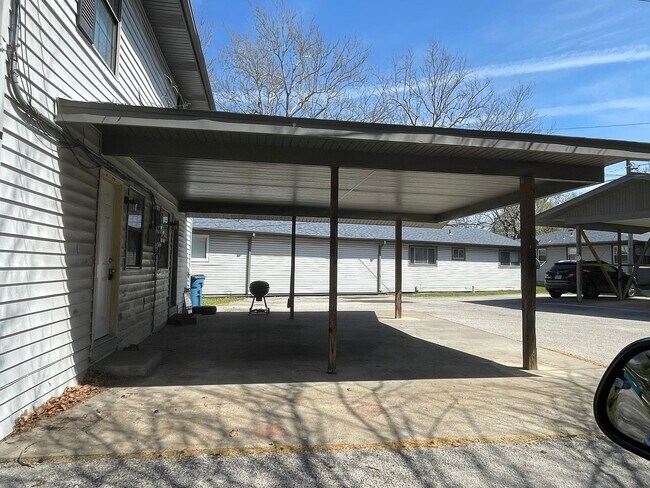 Building Photo - 531-B N Oak Grove Ave