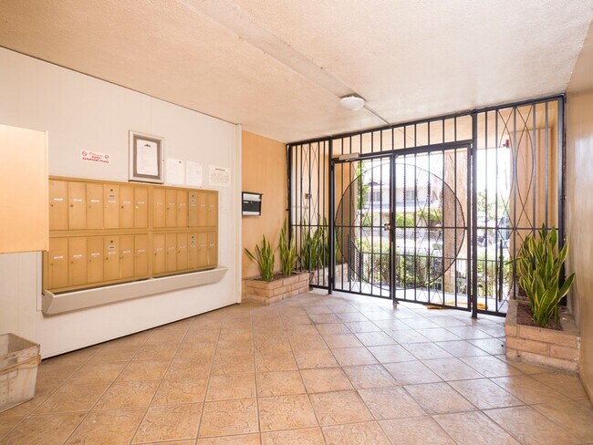 Interior Photo - 817 S. St. Andrews Pl