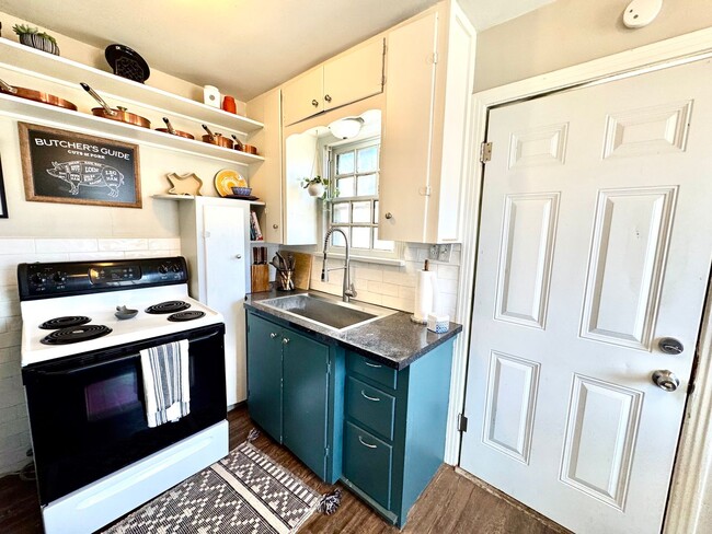 Building Photo - Blue Wall Oasis Mid-Term Rental 2/1 with a full basement