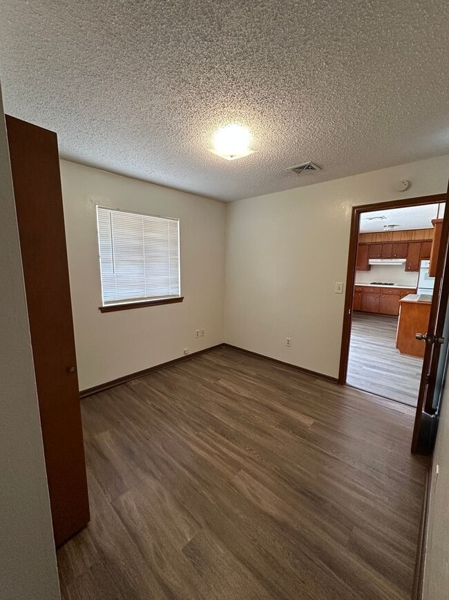 Building Photo - 3 Bed, 1.5 Bath, 1 Car garage