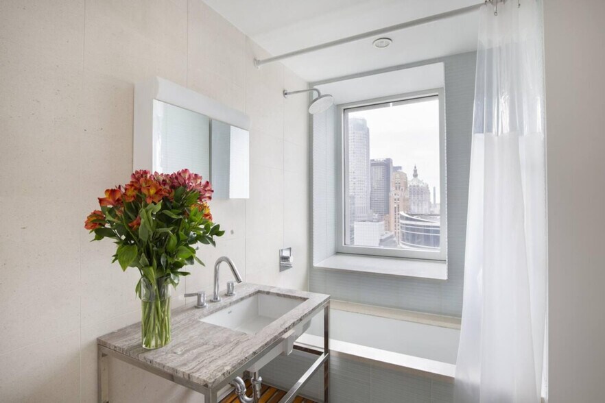 Building Photo - 70 W 45th St