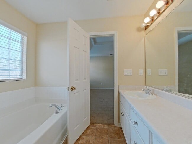 Building Photo - 1725 Tamarind Way