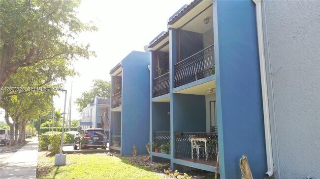 Building Photo - 160 SW 30th Ave