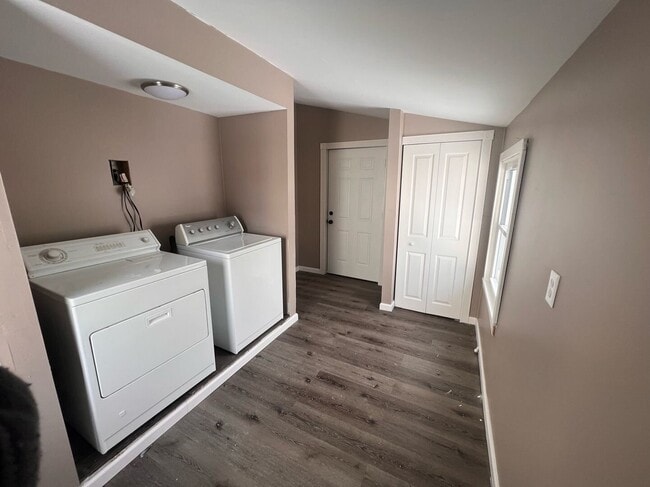 Building Photo - Move-In Ready- 2 bedroom/1 Bath Home in Eastpointe