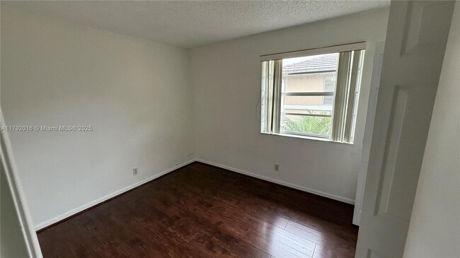 Building Photo - 1032 Twin Lakes Dr