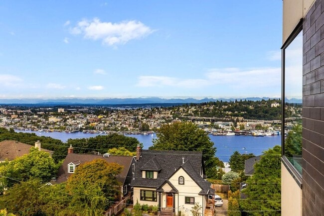 Building Photo - Gorgeous Top Floor Penthouse Unit in East ...