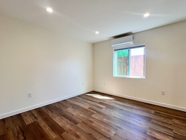 Building Photo - 174 Chelsea Ave