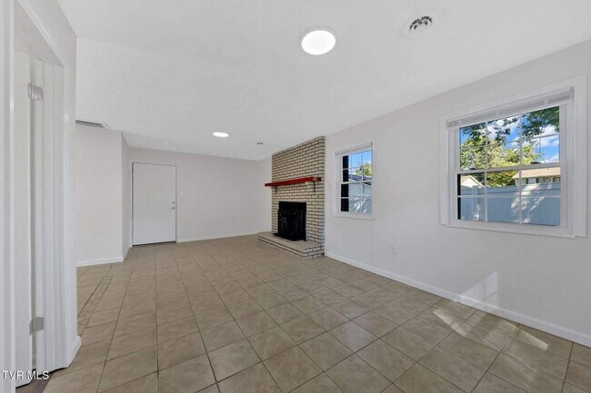 Building Photo - Newly renovated 3 Bedroom 2 Bathroom Home ...