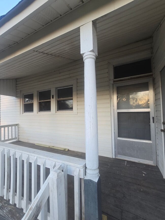 Building Photo - Charming Home