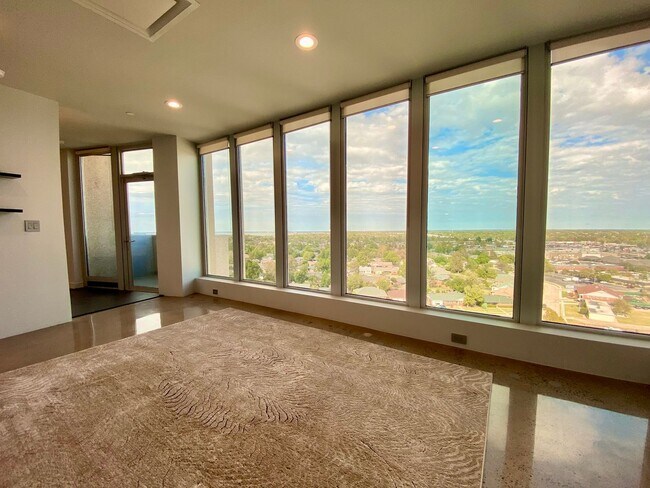Building Photo - Luxury 2 Bed 2.5 Bath Condo in Central OKC