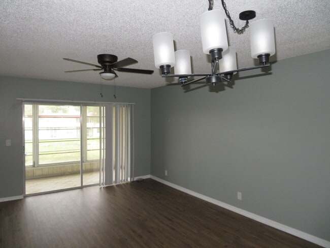 Building Photo - 135 Lake Carol Dr