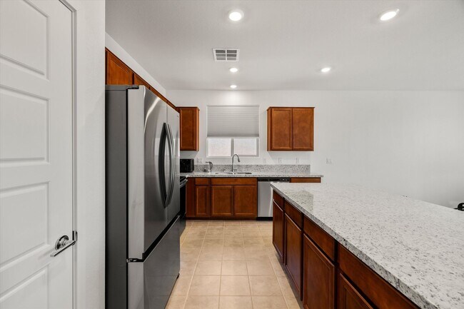Building Photo - Spacious 3-Bed, 2-Bath Home with 2-Car Gar...