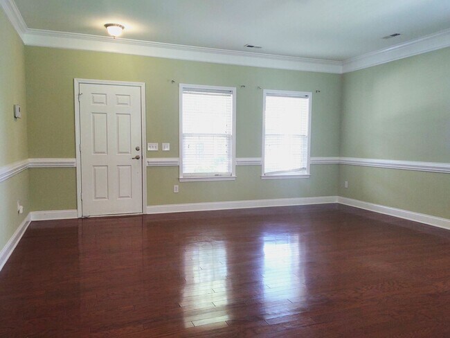 Building Photo - Beautiful Home located in the Hamilton Lak...