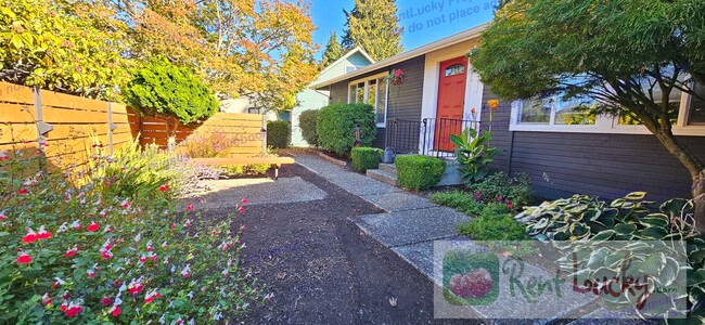 Building Photo - Charming 3BR/2BA Home with Spacious Layout...