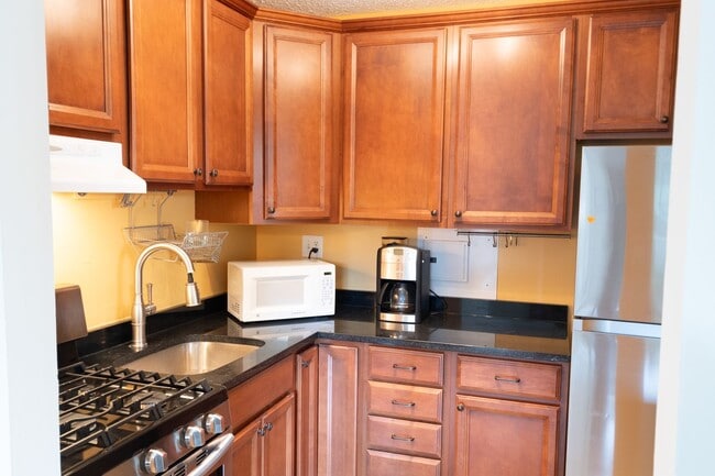 Building Photo - Exceptional Location & Amenities Short-ter...