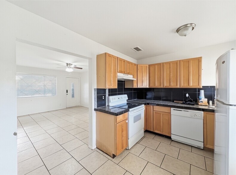 Building Photo - 2715 E Glenrosa Ave