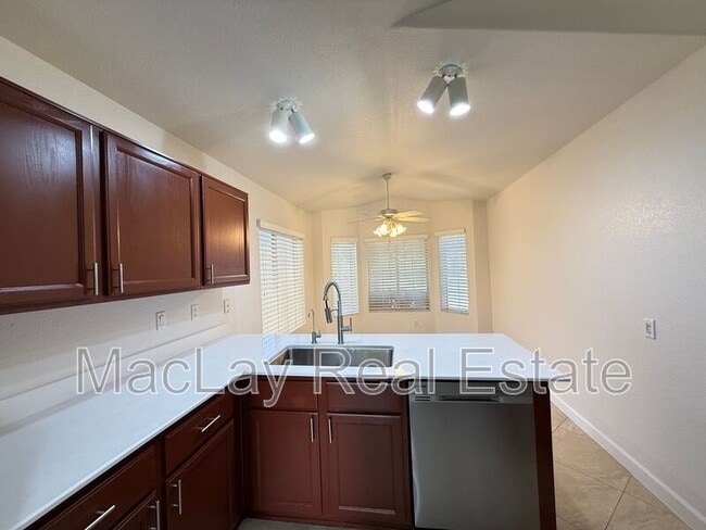 Building Photo - 766 E Baylor Ln