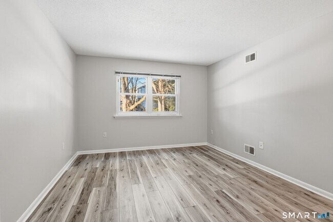 Building Photo - 808 Twin Circle Dr