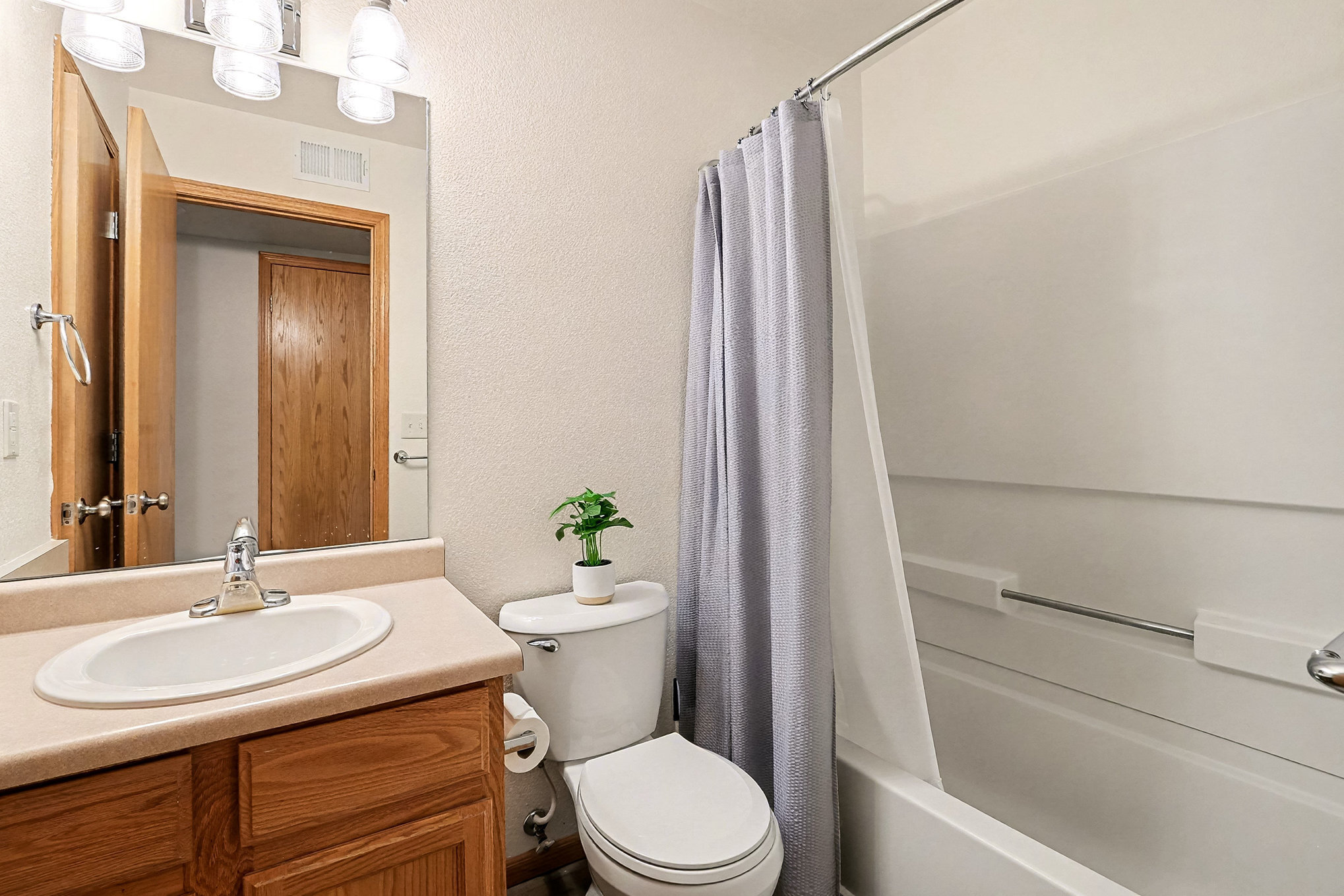 2 Full bathrooms - 1221 University Ave