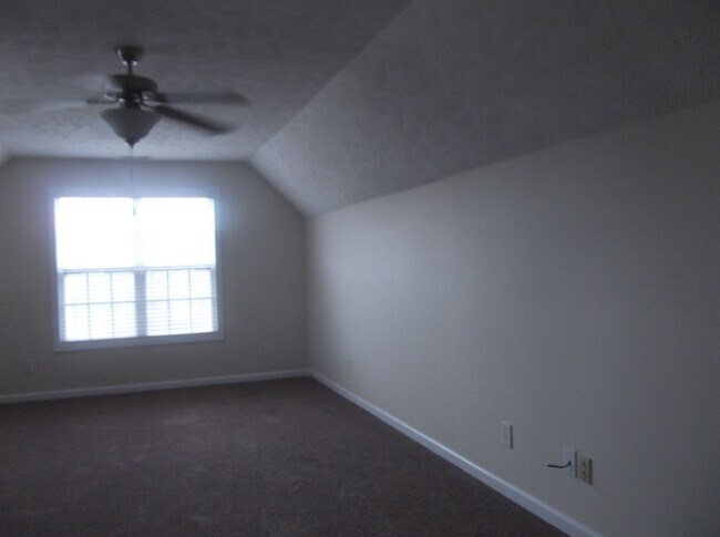 Building Photo - Spacious 3 bedroom with bonus!