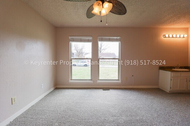 Building Photo - Beautifully Updated Home in Prime East Tulsa Location