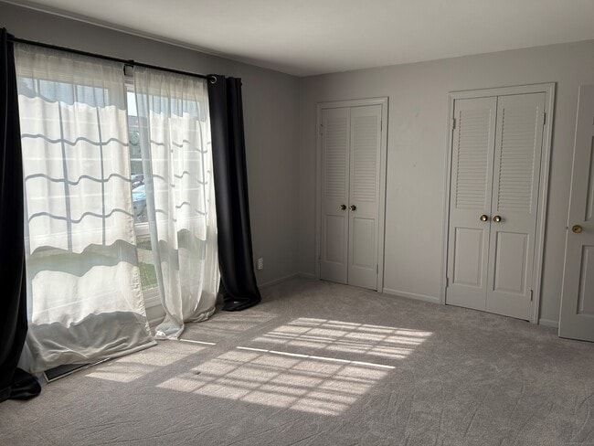 Building Photo - 60 Carriage Path S