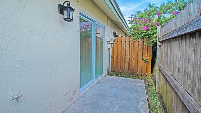 Building Photo - 8757 SE Hobe Ridge Ave