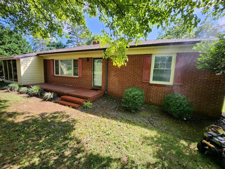 Primary Photo - 2400 Sunset Rd