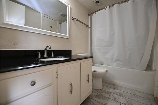 Building Photo - Charming One Bedroom!