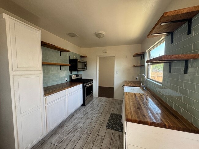 Building Photo - Charming 4-Bedroom Home